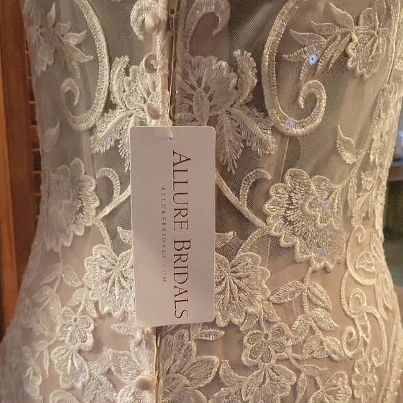 Allure Bridals White Sheath Wedding Dress with Sweetheart Neckline - Picture 15 of 16